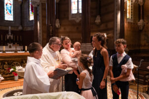 l'oeil de jo photographe solutré macon cluny belleville bourg en bresse baptème église curé d'ars basilique (6) exp