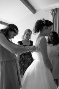 l'oeil de jo photographe macon solutré cluny bourg en bresse villefranche séance photo shooting mariage préparation bouquet robe témoins mariée (3) exp