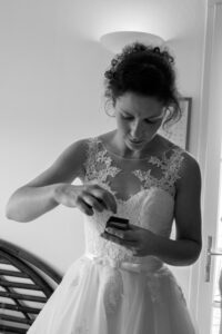 l'oeil de jo photographe macon solutré cluny bourg en bresse villefranche séance photo shooting mariage préparation bouquet robe témoins mariée (6) exp