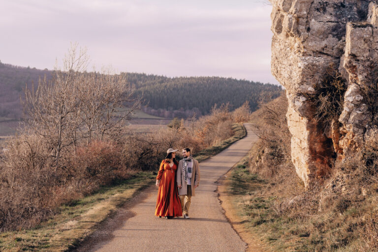 l'oeil de jo photographe solutré macon cluny belleville bourg en bresse séance photo shooting grossesse couple chien bohème moody robe (1) exp