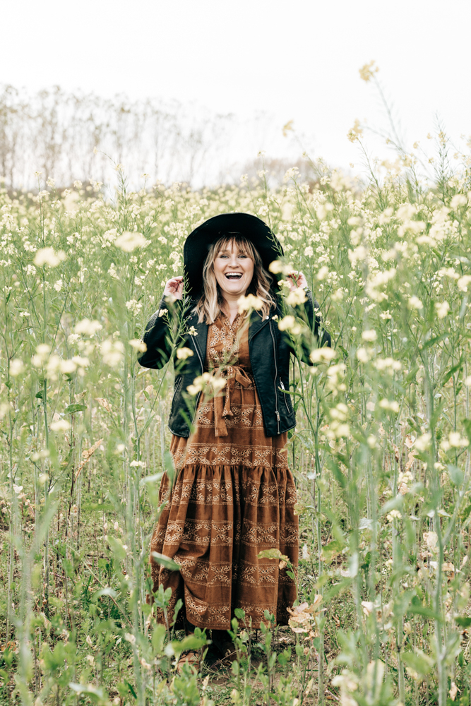 l'oeil de jo photographe solutré macon cluny villefranche bourg en bresse shooting séance photo bohème doux rock fun robe chapeau (3) exp
