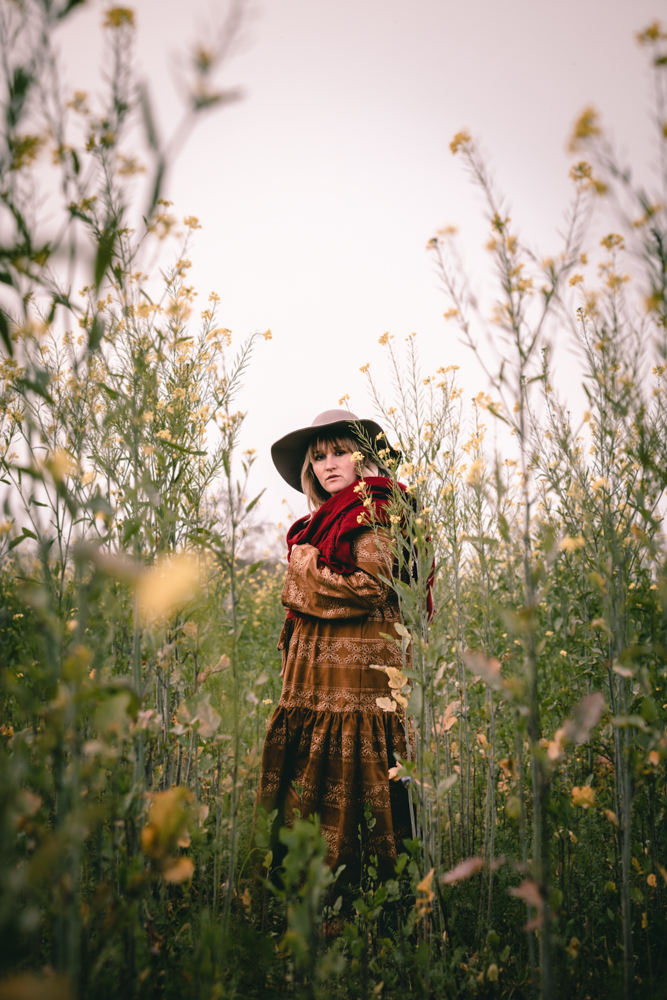 l'oeil de jo photographe solutré macon cluny villefranche bourg en bresse shooting séance photo bohème doux rock fun robe chapeau (7) exp