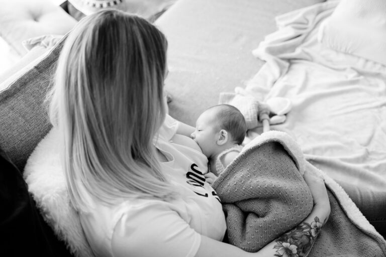 l'oeil de jo photographe solutré macon cluny villefranche bourg en bresse shooting séance photo naissance nouveau né bébé famille lifestyle domicil allaitement (1)