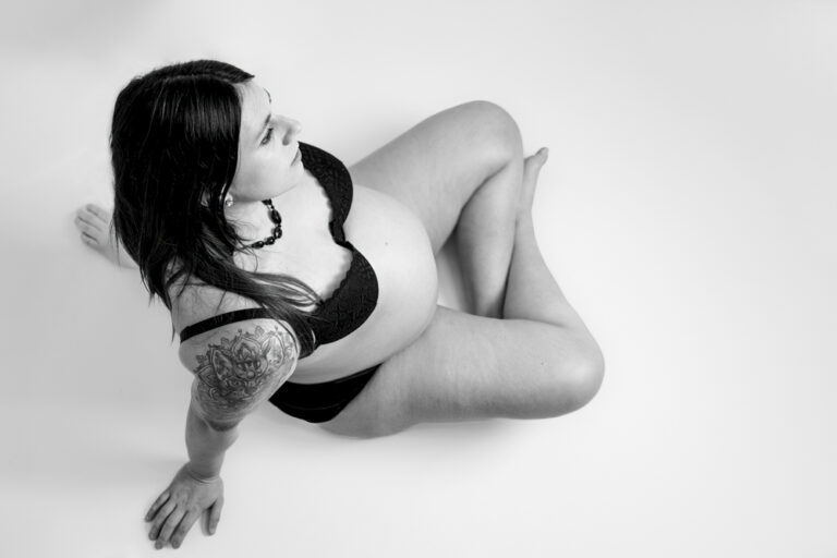 l'oeil de jo photographe solutré macon cluny villefranche bourg en bresse shooting séance photo grossesse studio maman nouveau né fond blanc (1) exp