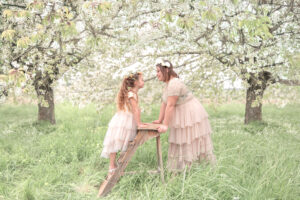 l'oeil de jo photographe Solutré macon cluny belleville bourg en bresse séance photo shooting fleur printemps été doux artistique onyrique romantique soeur (10) exp