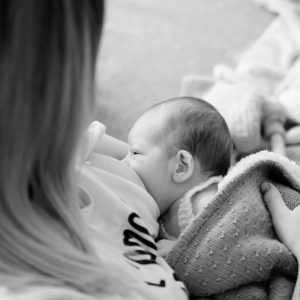 l'oeil de jo photographe solutré macon cluny villefranche bourg en bresse shooting séance photo naissance nouveau né bébé famille lifestyle domicil allaitement (2) exp